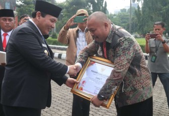 Pj Bupati Bogor Bachril Bakri saat memberikan penghargaan usai upacara peringatan hari Pahlawan, Minggu (10/11)