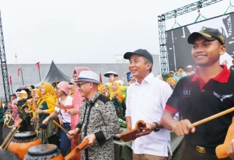 Pj Gubernur Jabar Bey Mahmudin turut menabuh genteng sebagai alat musik di Riksa Budaya Jawa Barat, Kab Majalengka, Senin (11/11)