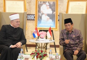 Menteri Agama Nasaruddin Umar dan Mufti Aziz ef. Hasanovic, di Masjid Istiqlal Jakarta, Senin (18/11)