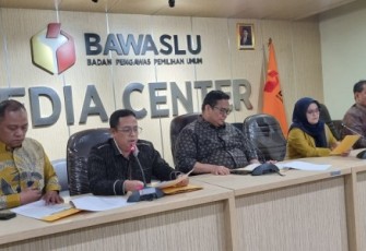 Ketua Bawaslu Rahmat Bagja saat memberikan keterangan pers di Jakarta, Rabu (20/11)
