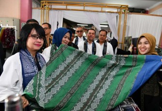 Pesona tenun unggulan Majalaya, Kabupaten Bandung, Selasa (3/12)