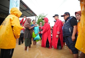 Pj Gubernur Sulsel Prof Zudan Arif Fakrulloh memberikan bantuan kepada warga terdampak banjir di Kabupaten Pangkep, Minggu (22/12)