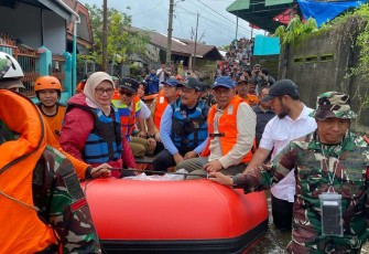 Pj Gubernur Sulsel Prof Zudan Arif Fakrulloh bersama Mensos Saifullah Yusuf saat meninjau lokasi banjir bandang di blok 8 perumnas Antang, Makassar, Rabu (25/12)