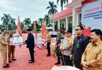 Komandan Kodim 0906/Kutai Kartanegara (Kkr), Letkol Inf. Jeffry Satria menghadiri apel gabungan Aparatur Sipil Negara (ASN) dan non ASN dilingkungan pemerintah kabupaten Kutai Kartanegara (Kukar) dan Penyerahan Panji-Panji Keberhasilan Pembangunan Tingkat Provinsi Kalimantan Timur Capaian Tahun 2023 yang digelar di lapangan upacara Kantor Bupati Kukar jalan Wolter Monginsidi kelurahan Timbau Kecamatan Tenggarong kabupaten Kutai Kartanegara (Kukar), Senin (15/01/2024)