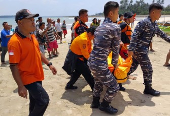 Prajurit TNI Angkatan Laut (TNI AL) dalam hal ini prajurit Pangkalan TNI AL (Lanal) Nias bersinergi dengan tim Search And Rescue (SAR) gabungan Nias Selatan berhasil mengevakuasi korban yang hilang kontak ketika sedang memancing dilaut di Perairan Pantai Arus Damai, Lagundri, Kabupaten Nias Selatan, Sumatera Utara, Senin (12/02)
