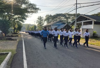 Lantamal VI Makassar Laksanakan Olahraga Bersama