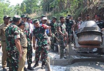 Dansatgas Letkol Guvta saat berdiskusi dengan Bupati Semarang, H. Ngesti Nugraha di Lokasi Pengecoran Jalan