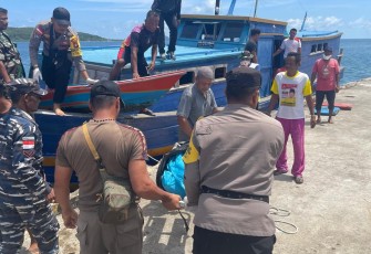 Polsek Tambelan Bantu Masyarakat Evakuasi Penemuan Mayat di Pinggir Pantai Pulau Sedua Besar Tambelan