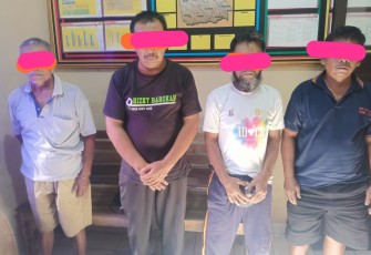 Empat pelaku judi kartu domino di Dusun Ngrombo, Desa Sringin, Kecamatan Jumantono, Kabupaten Karanganyar saat diamankan di kantor Polsek Jumantono, pada Senin (30/9/2024), sekira pukul 13.30 WIB.