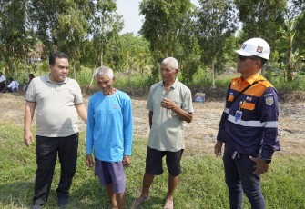 Arief Rohman (kiri) didampingi petugas KAI bertemu dengan Mbah Sarmo dan Mbah Jamin, sang penyelaat kecelakaan kereta api Dharmawangsa