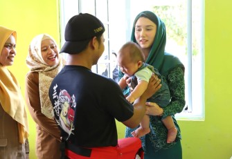 Plt Ketua TP PKK Bintan Sabine Rohden membuka kegiatan Bulan Penimbangan Nasional, Selasa (05/11) di Posyandu Mawar Desa Busung