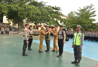 Apel pergeseran pasukan Operasi Mantap Praja Candi dalam rangka pengamanan tahap pungut dan hitung suara Pilkada Karanganyar 2024, di Mapolres Karanganyar, Senin (25/11/2024) sore.