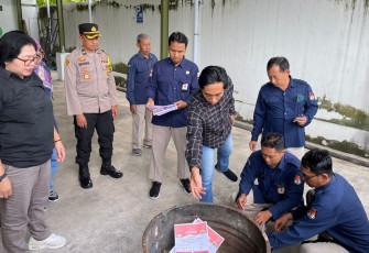 KPU Karanganyar musnahkan surat suara lebih dan rusak di halaman sekretariat KPU setempat, Selasa (26/11/2024)