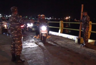 Pangkalan TNI AL (Lanal) Banyuwangi terus meningkatkan intensitas patroli di Selat Bali dengan mengerahkan personel dan Alutsista TNI AL, khususnya di lintasan penyeberangan Ketapang-Gilimanuk, Selasa (24/12).