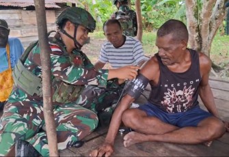 Satgas Pamtas Kewilayahan RI-PNG Yonif 642/KPS Laksanakan Yankes di Wilayah Pos Aroba