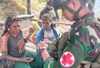 Pos Langit Satgas Yonif 509 Kostrad Adakan Pengobatan Gratis untuk Masyarakat di Intan Jaya