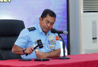 Aspers Panglima TNI Marsda TNI Arif Widianto, S.A.B., Mtr.(Han) CHRMP saat membuka pelatihan pembekalan keterampilan tata boga dan service AC yang diikuti oleh 60 orang peserta bertempat di Aula Satbek Mabes TNI, Cilangkap, Jakarta Timur, Senin (12/2/2024) 