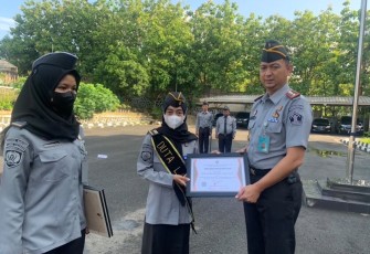 Lapas Cilegon saat Beri Piagam Penghargaan pada Dua Pegawai Teladan, Senin (12/02). 