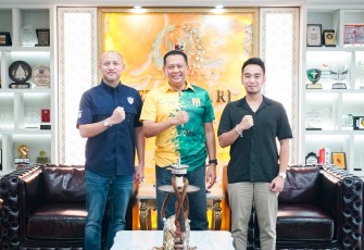 Ketua MPR RI sekaligus Ketua Umum Ikatan Motor Indonesia (IMI) dan Wakil Ketua Umum Partai Golkar Bambang Soesatyo mendukung pembalap touring car Indonesia, Glenn Nirwan, berlaga di ajang balap internasional