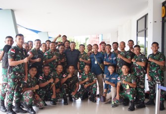 Mendapat jabatan baru sebagai Komandan Satuan Udara (Dansatud) Koarmada Rl, Komandan Pangkalan Udara TNI Angkatan Laut (Danlanudal) Biak, Kolonel Laut (P) Henoch Nasarius Virzawan berpamit kepada seluruh personel Penerbangan TNL AL wilayah Bik dalam Apel Khusus yang digelar di Kanopi Selasar Belakang Mako Lanudal Biak, Jumat (5/1/2024)