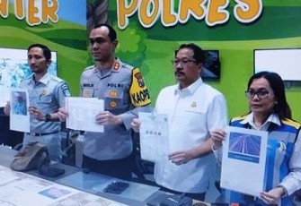 Kapolres Malang AKBP Putu Kholis Aryana saat konferensi pers, Rabu (25/12)