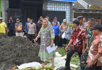 Wali Kota Semarang, Hevearita Gunaryanti Rahayu meninjau lokasi perumahan Dahlia Tembalang usai diterjang banjir.