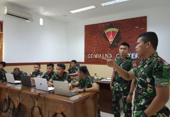 Personil Batalyon Komposit l/Gardapati Uji Jaringan dan Komunikasi Saat Latihan