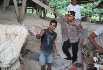 Ahmadi, S.I.K., M.H., menegaskan dukungannya terhadap pengembangan dan inovasi industri lokal melalui tinjauan yang dilakukannya di pabrik pembuatan pupuk dolomit di Batang Onang Lama, Kec. Batang Onang, Kabupaten Padang Lawas Utara, Sumatera Utara, Minggu, (03/03/2024).