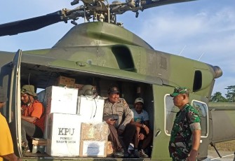 Kasdim 1710/Mimika Mayor Inf Abdul Munir bersama pihak Kepolisian dan Pemda Mimika monitoring kegiatan pendistribusian Logistik Pemilu bertempat di Hanggar Penerbad, Distrik Kwamki Narama, Senin (12/02/2024)