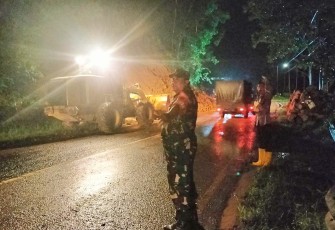 Anggota Koramil 0801/04 Tegalombo Bantu Evakuasi Tanah Longsor dan Pohon Tumbang