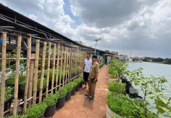Lurah Depok, Herman didampingi pegiat lingkungan memantau lahan urban farming warga RW 13 di pinggir Situ Rawa Besar, Rabu (20/11)