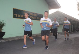 Prajurit Menarmed 2 Kostrad Laksanakan Lari Gembira