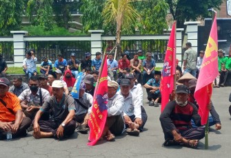 Elemen petani, buruh, mahasiswa, dan masyarakat yang tergabung dalam Aliansi Pejuang Rakyat (APERA) Solo Raya, menggelar unjuk rasa memperingati Hari Tani Nasional, di halaman Gedung DPRD Karanganyar, Selasa (24/9/2024)
