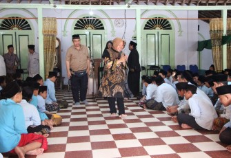 Cagub Risma Dicurhati Kesejahteraan Guru dan Santri Pesantren Mambaul Hikam Blitar