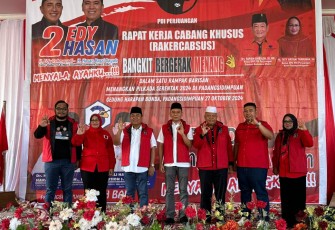 Ketua DPC PDI Perjuangan Kota Padangsidimpuan Tati Ariani Tambunan didampingi Anggota DPRD M. Fajar Dalimunthe, Saripah Hanum Lubis dan Mewakili Ketua DPD PDI - Perjuangan Sumatera Utara, berfoto bersama Pasangan Calon (Paslon) Nomor 3 Dr. Hapendi Harahap SH, SpN, MH-Gempar Nauli Hamonangan Nasution, S.Sos, MSP , pada acara Rapat Kerja Cabang Khusus (Rakercabsus) di gedung serbaguna Sihoring Horing, Kecamatan Padangsidimpuan Utara, Kota Padangsidimpuan, Minggu (27/10/24)