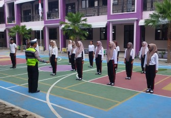 Sejumlah siswa SMK Bina Nusantara Karanganyar sedang mengikuti kegiatan Bimluh PKS dari Satlantas Polres Karanganyar