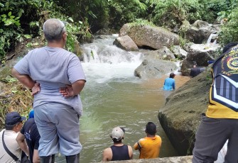 Tanggul Jebol Direktur PDAM Tirta Saiyo Pasaman Dedi Eka Putra Turun Langsung ke Lokasi 