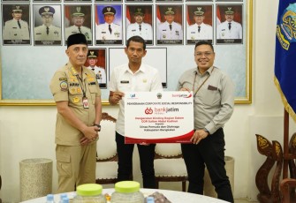 Bank Jatim Salurkan CSR Pengecatan Dinding Gor Sultan Abdul Kadirun ke Pemkab Bangkalan 
