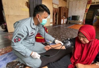 Personel KN Tanjung Datu-301 Beri Layanan Kesehatan Masyarakat Natuna