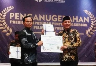 Bupati Pasaman Terima Penghargaan Predikat Kualitas Terbaik Kepatuhan Pelayanan Publik 2024