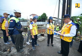 Wakil Menteri Pekerjaan Umum (PU) Diana Kusumastuti melakukan peninjauan pekerjaan Penggantian Jembatan Jetak, yang berada di Jalan Raya Pandaan, Kabupaten Pasuruan, Provinsi Jawa Timur, Sabtu (28/12/2024)
