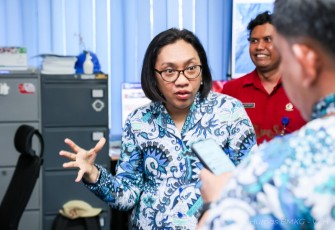 Deputi Bidang Geofisika BMKG, Nelly Florida, bersama Direktur Gempa Bumi dan Tsunami, Daryono serta tim jajarannya melakukan inspeksi terhadap sejumlah alat pemantauan gempa bumi dan tsunami di Bali
