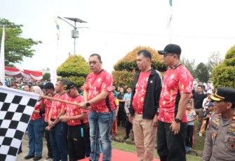 Bupati Natuna Bersama Kapolda Kepri Lepas Ribuan Masyarakat Peserta Gerak Jalan Santai