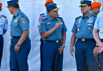 Danpuspenerbal (kiri) saat Hadiri Penyerahan Helikopter Panther AS 565 MBE Hasil Refurbishment kepada TNI AL