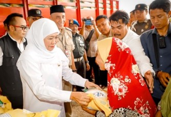 Gubernur Jawa Timur, Khofifah Indar Parawansa menyerahkan berbagai bantuan sosial (bansos) kepada masyarakat di Desa Dlemer, Kecamatan Arosbaya, Kabupaten Bangkalan, Pulau Madura