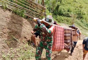  Serda Suryanto Babinsa Desa Ulumanda Koramil 1401-04/Malunda membantu proses evakuasi dengan tandu (sebatang bambu dan kain sarung) salah seorang warga di wilayah binaannya guna mendapatkan perawatan medis yang lokasinya berada di wilayah terpencil, Dusun Tamajannang, Desa Ulumanda, Kab. Majene, Sulawesi Barat, Minggu (14/1/2024)