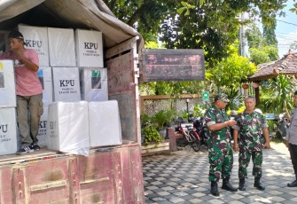 Babinsa dan Babinkamtibmas Kawal Pengiriman Logistik Pemilu 2024
