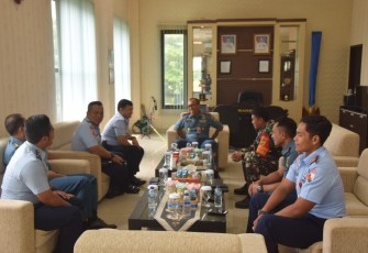 Komandan Pangkalan Udara TNI Angkatan Laut (Lanudal) Juanda Puspenerbal, Kolonel Laut (P) Heru Prasetyo, menerima Courtesy Call Komandan Pangkalan Udara TNI AU (Lanud) Muljono Surabaya Kolonel Pnb Ahmad Putra Utama beserta perwira stafnya di Mako Lanudal Juanda, Jum'at (12/1/2024)