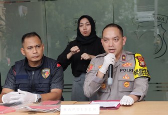 Polsek Kembangan Jakarta Barat berhasil mengamankan pelaku pencurian tas berisi handphone milik seorang pekerja bangunan yang sedang merenovasi rumah di Jalan Haji Saaba, Meruya Selatan. Pelaku berinisial MS ditangkap setelah korban memergokinya saat hendak kabur dengan barang curiannya
