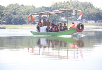 Dandim Ngawi bersama forkopimda dan KPU Kab. Ngawi secara serentak menjelang pencoblosan telah mendistribusikan logistik pemilu ke daerah desa terpencil dengan menggunakan perahu diwilayah Dusun Cumpleng, Desa Gandong, Kecamatan Bringin, Kabupaten Ngawi, Selasa (13/2/2024)